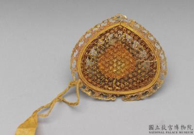 图片[2]-Gold headdress ornament in filigree in the form of a flame with “longevity” characters with kingfisher feather and inlaid with pearls, Ch’ing dynasty-China Archive